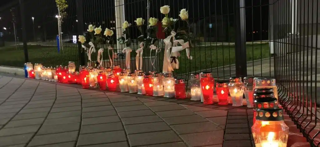 Posušje: Paljenjem svijeća odana počast žrtvama tragedije u Beogradu