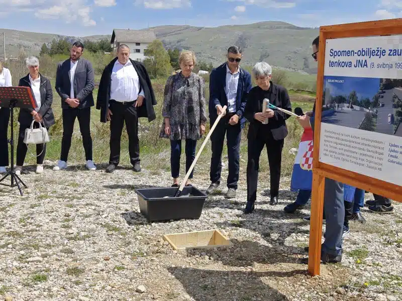 Šuica: Obilježavanje 32. godišnjice zaustavljanja tenkova – položen kamen temeljac budućega spomenika