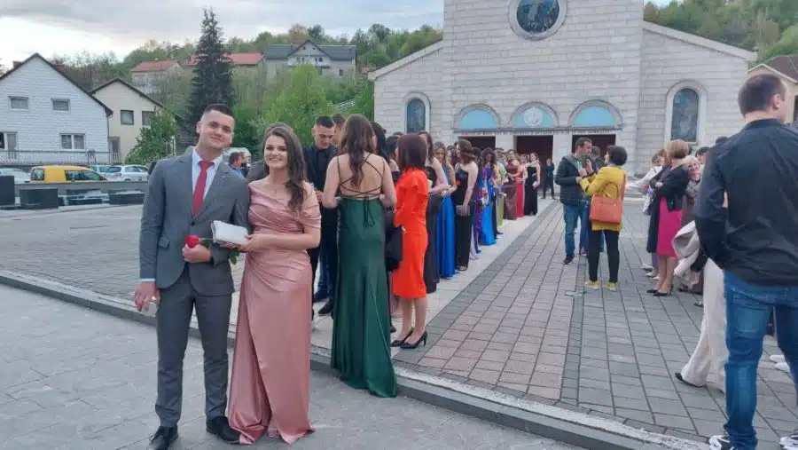 FESTIVAL MLADOSTI: Svečani defile maturanata Srednje škole Prozor
