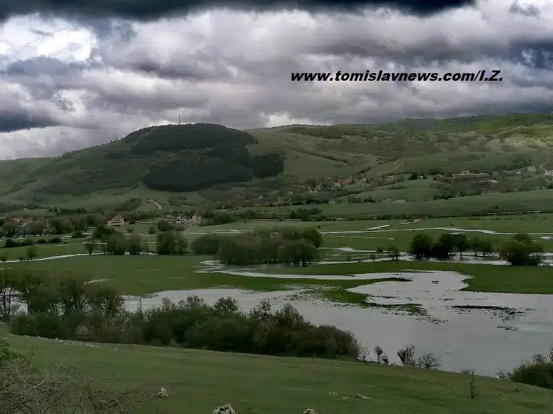 FOTO: Zbog višednevnih kiša nabujala je Šujica, Ričina, Drina, razlile se po polju, ali za sada nema opasnosti od većih poplava!