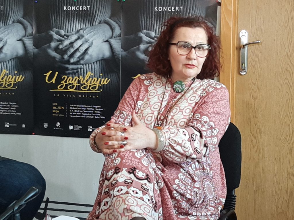 “U zagrljaju”, koncert u Konjicu posvećen Jovanu Divjaku, prijateljstvu, ljubavi “U zagrljaju”, koncert u Konjicu posvećen Jovanu Divjaku, prijateljstvu, ljubavi