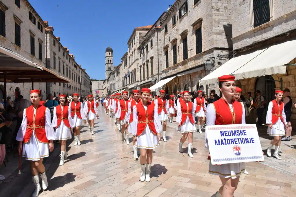 FOTO | Neumske mažoretkinje još jednom zablistale u povijesnom Dubrovniku