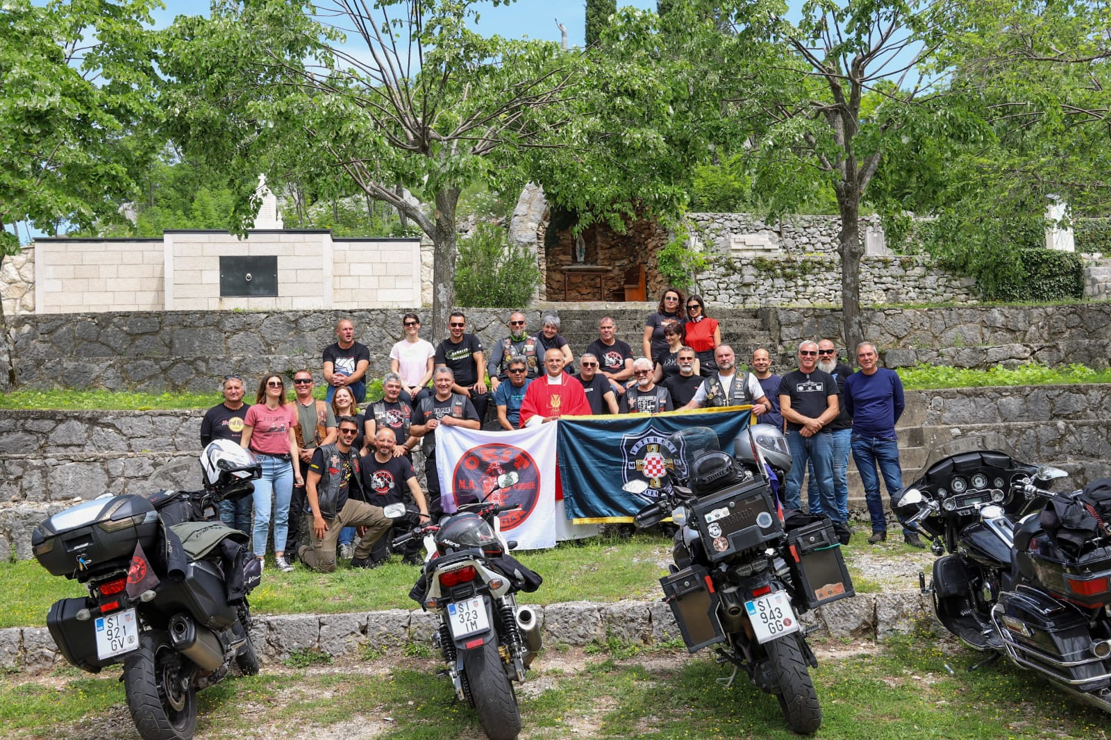 FOTO | Moto klub Okit u posjeti Svetištu Kraljice mira u Hrasnu