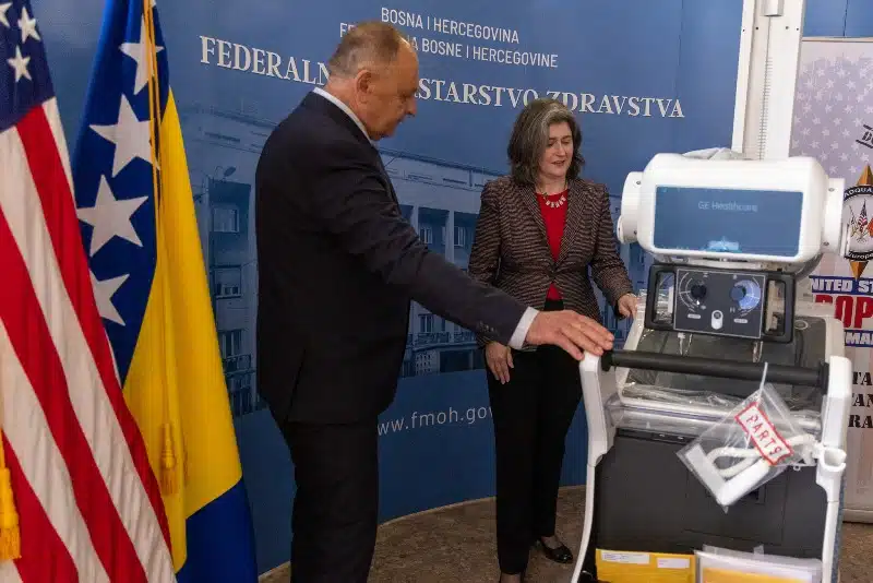 FOTO: VELEPOSLANSTVO SAD u BiH doniralo zdravstvenim ustanovama u Federaciji BiH četiri mobilna RTG uređaja, jedan DZ Tomislavgrad