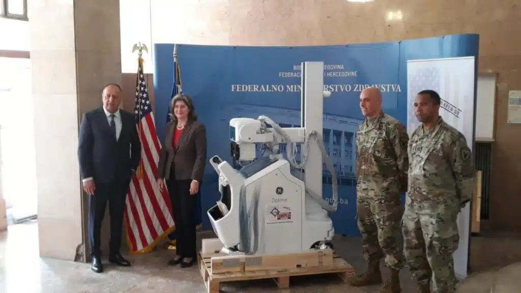 Federalni ministar dr. Nediljko Rimac na primopredaji medicinskih aparata doniranih Tomislavgradu, Mostaru, Sarajevu i Jajcu