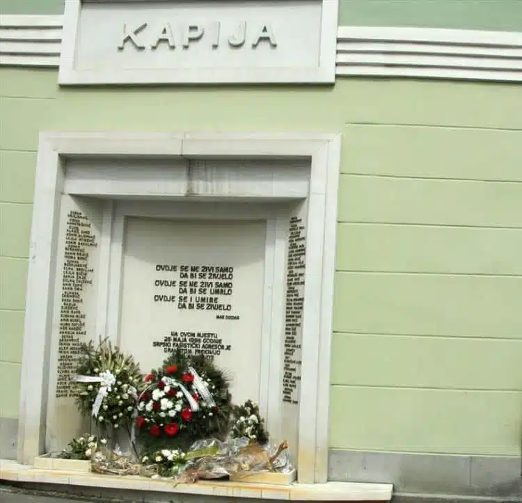 Danas je Dan žalosti u FBiH: Sjećanje na masakr na tuzlanskoj Kapiji
