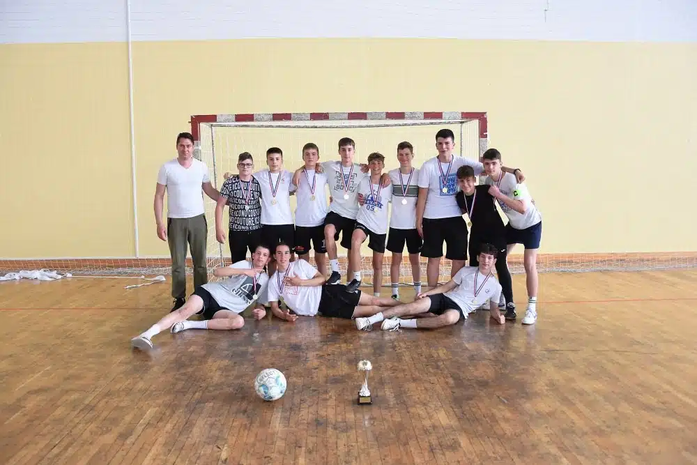 FOTO: Učenici OŠ fra Didaka Buntića osvojili malonogometni turnir osnovnih škola