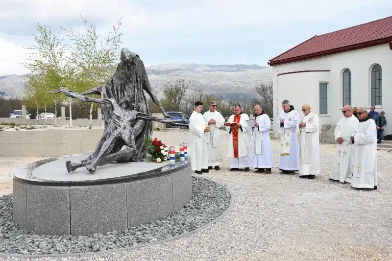 VIDEO/FOTO: Blagoslovljen spomenik Pieta na Groblju mira