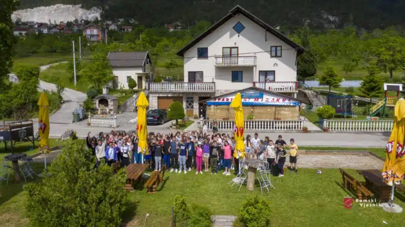 FOTO/VIDEO: Na Ramskom jezeru sve je više izletnika i ekskurzija