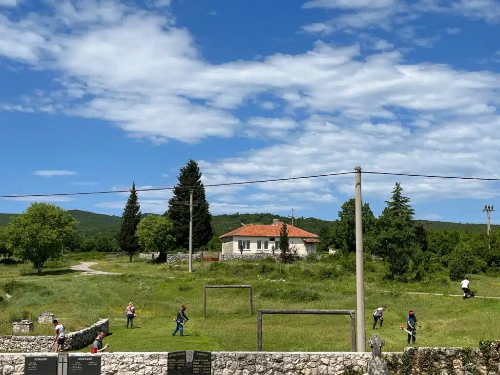 FOTO | Mještani Brštanice u akciji čišćenja ususret sv. Anti, zaštitniku sela