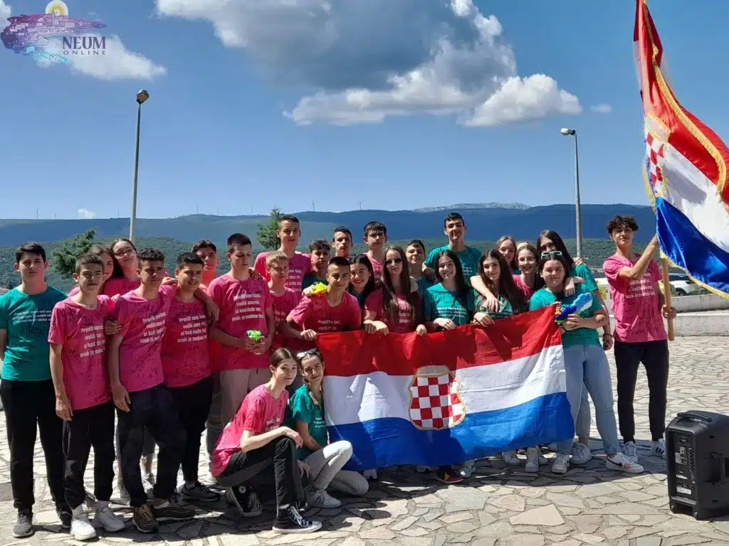 FOTO/VIDEO | Devetaši proslavili završetak osnovne škole, nije im smetala ni kiša