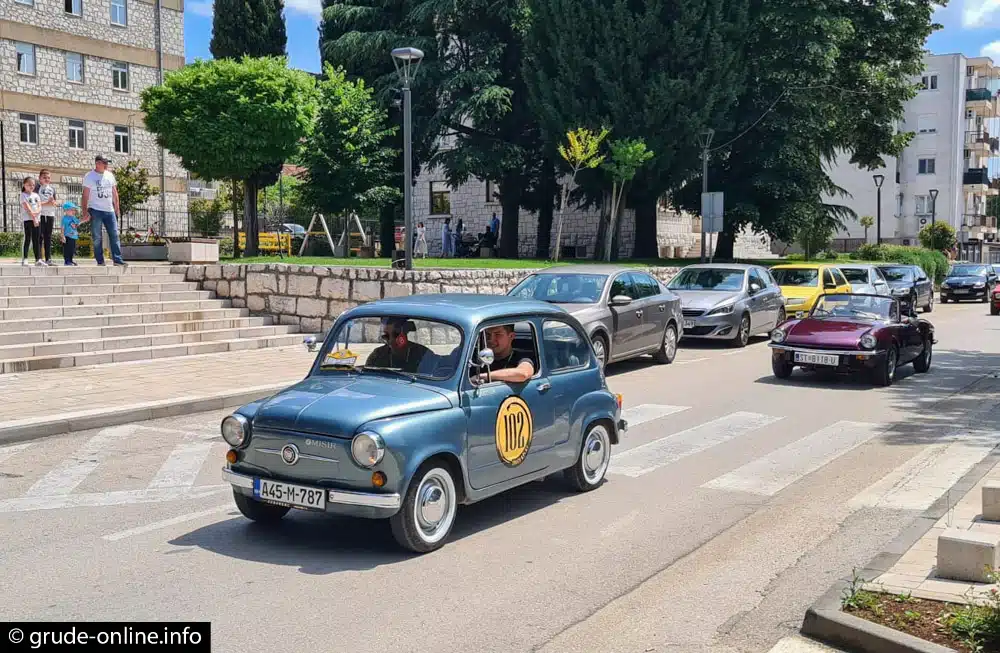 FOTO: Automobili iz 40-ih i 50-ih godina prodefilirali ZHŽ-om