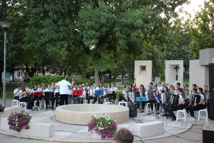 Najava: HKUD Dinara Livno – Gradski harmonikaški orkestar i Gradska limena glazba Livno ponovno će zabavljati posušku publiku!