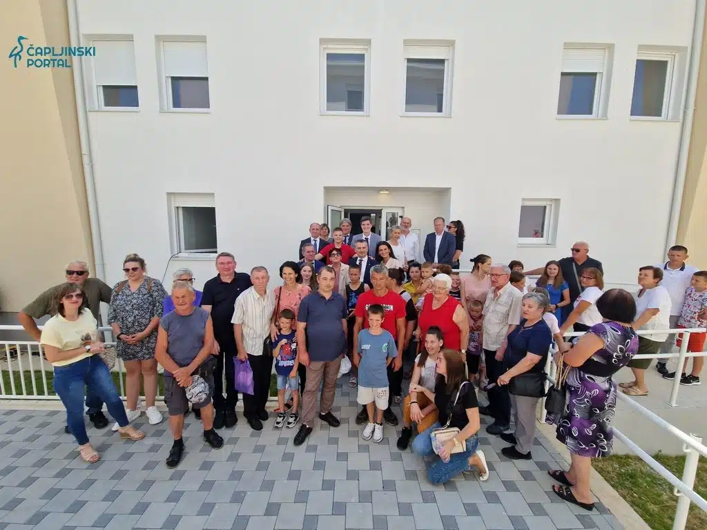 FOTO | Na Modriču svečano uručeni ključevi stanova raseljenim i socijalno ugroženim osobama