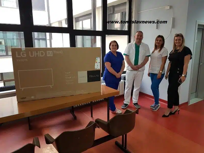 FOTO: Duvnjaci daruju kirurškom odjelu Županijske bolnice u Livnu tv, perilicu i stol u sobi za dežurne liječnike