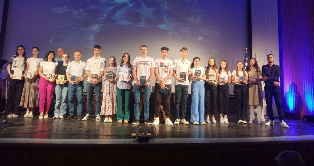 Grad Konjic uručio nagrade i zahvalnice najuspješnijim osnovcima i srednjoškolcima Grad Konjic uručio nagrade i zahvalnice najuspješnijim osnovcima i srednjoškolcima