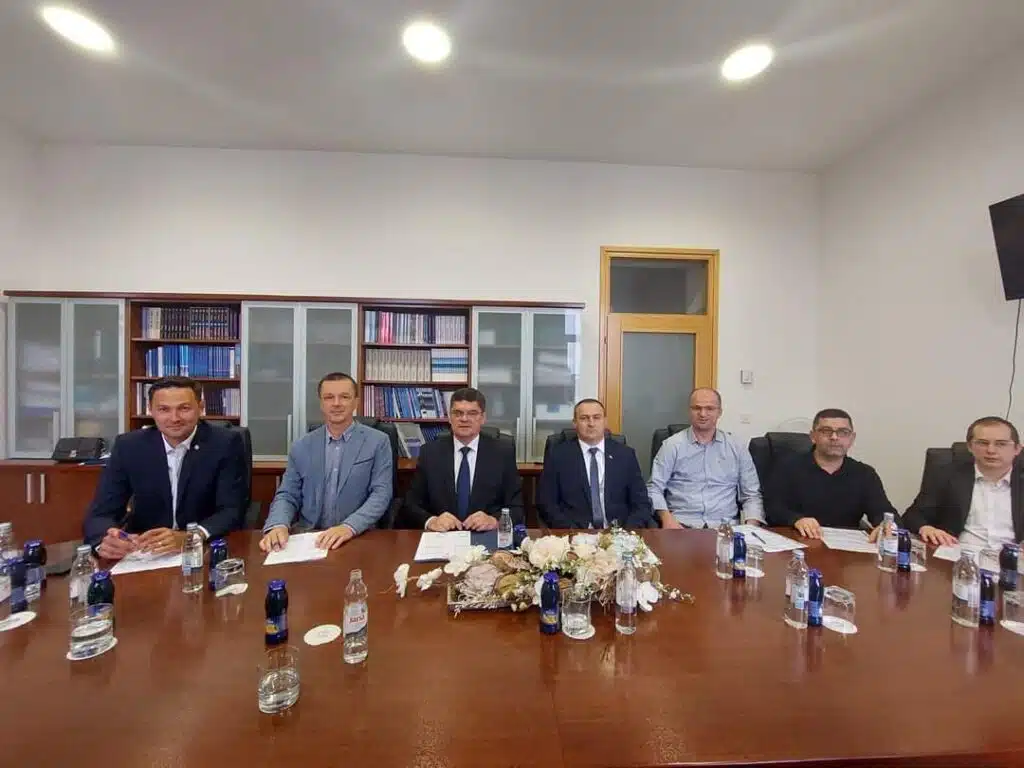 Potpisani ugovori za projekte: „Rehabilitacija lokalne ceste Tomislavgrad-Letka i „Obnova fasade u klaustru Franjevačkoga samostana u Tomislavgradu