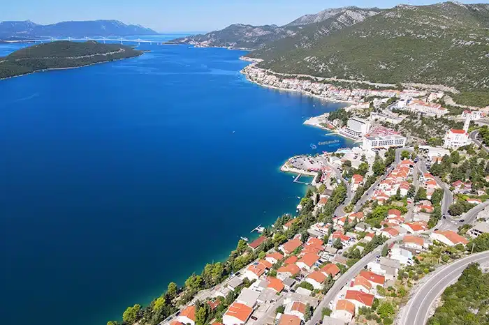 Turistički val zahvatio Neum: Plaže postaju pretijesne za sve posjetitelje