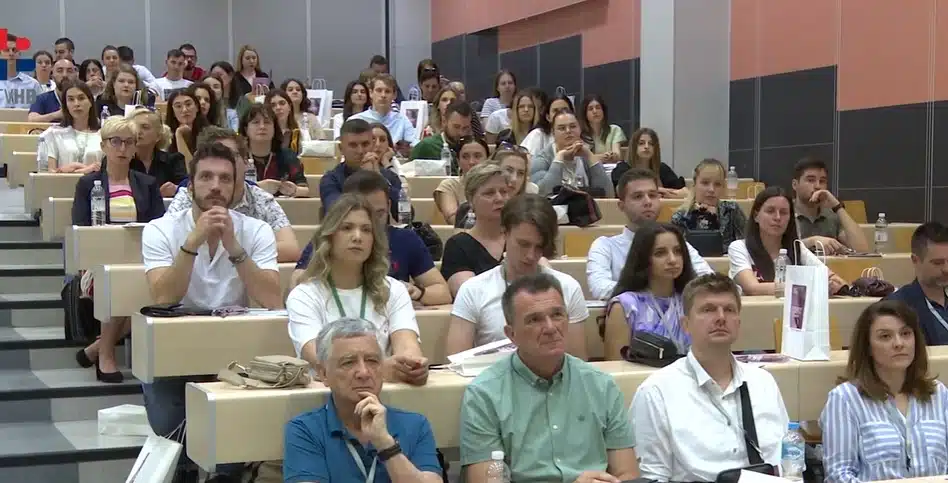 (VIDEO) Simpozij u Mostaru: Cijepljenje ili pametni lijekovi?