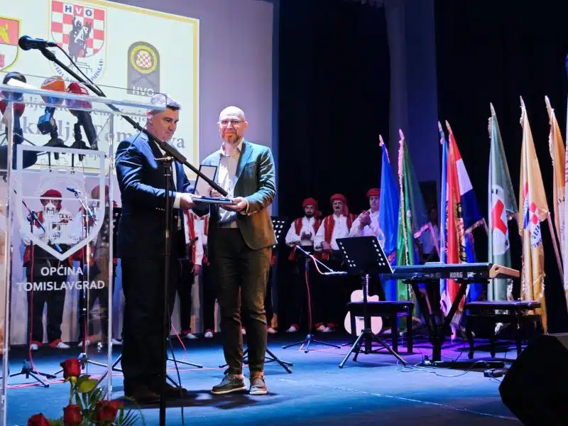 Hrvatski predsjednik Zoran Milanović na svečanoj akademiji odlikovao Brigadu kralja Tomislava Redom Nikole Šubića Zrinskog (foto/video)