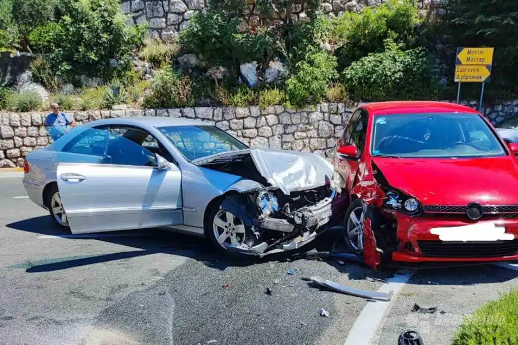 FOTO | Teška prometna nesreća u Neumu: Sudarili se Golf i Mercedes