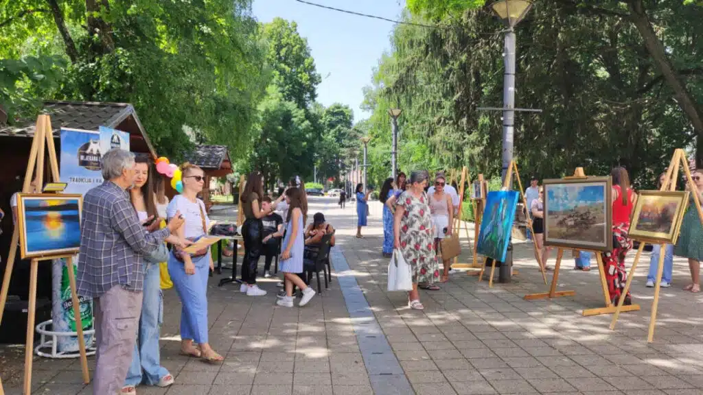 Izložba na gradskom korzu još jednom potvrdila – Livno je grad slikara