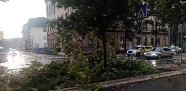 PRVA ŽRTVA U BIH Žena poginula u olujnom nevremenu, više od 20 zatražilo liječničku pomoć | HIP.ba