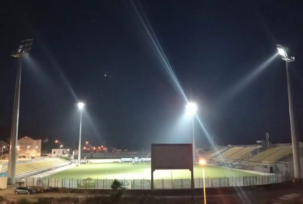 Upaljeni reflektori na stadionu u Posušju