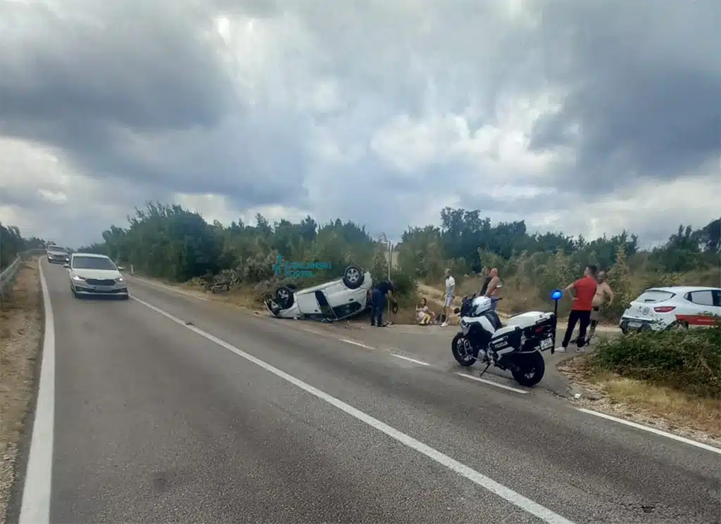 FOTO | Hodovo – automobil završio na krovu!