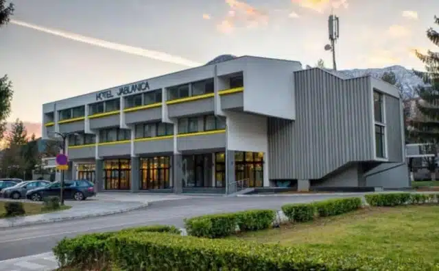 DETALJI IZ HOTELA “JABLANICA” Pretukao radnicu nakon što su se posvađali zbog plaće