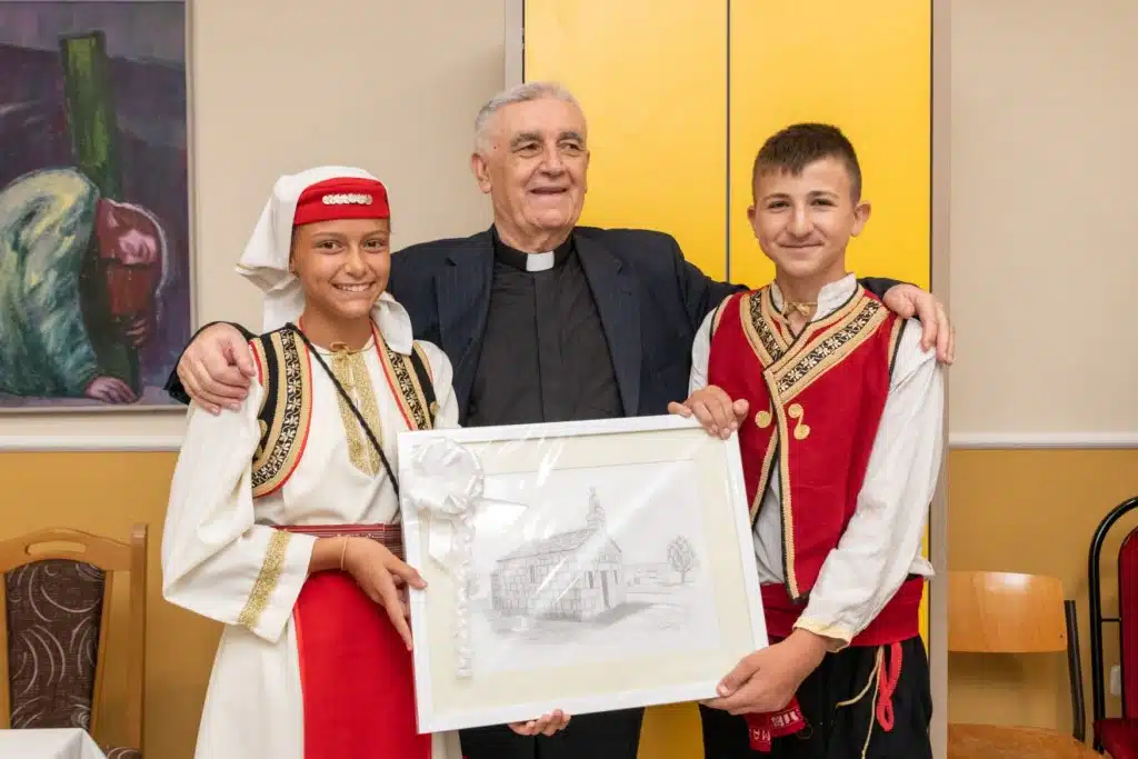 FOTO | Donosimo djelić atmosfere sa Zlatne mise Don Ivice Puljića