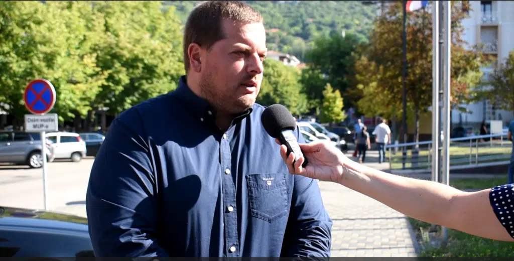Video: Grad Ljubuški za 1850 učenika, osnovnoškolaca osigurao besplatne bilježnice i školski pribor