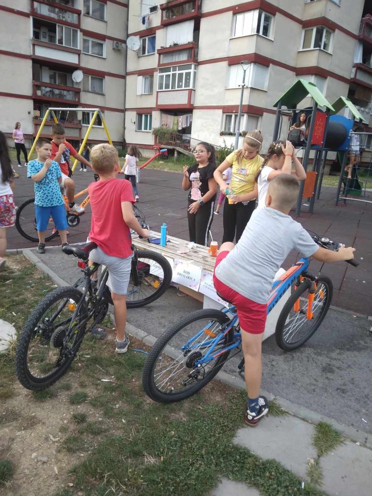 Djevojčice koje brinu o drugima Djevojčice koje brinu o drugima