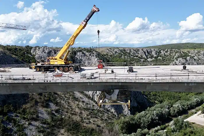 FOTO | Snimke iz zraka: Radnici ‘krpe’ most Počitelj i spašavaju što se spasiti može