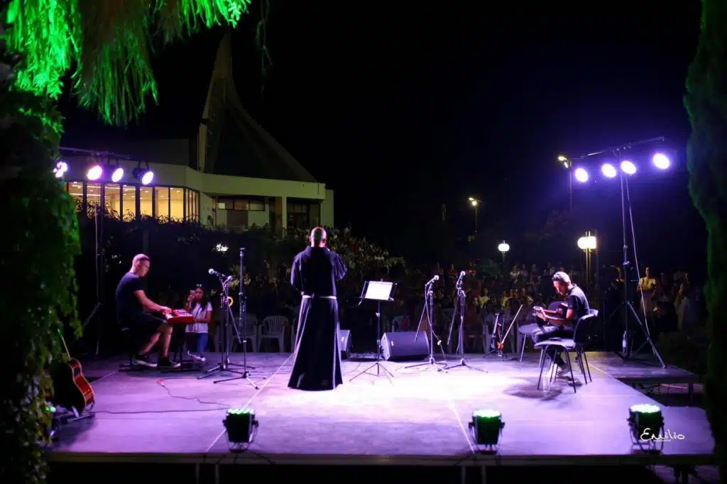 FOTO | U predivnom ambijentu kod župne crkve održan koncert duhovne glazbe “Zvijezda mora”