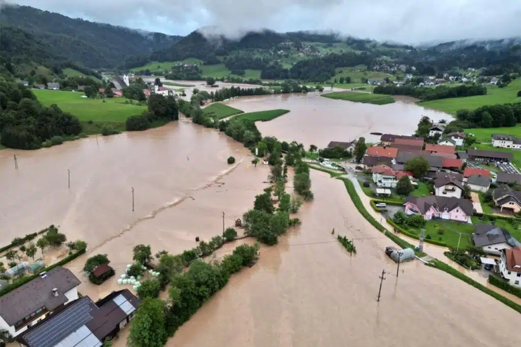 FOTO/VIDEO | Raste broj poginulih u Sloveniji, nevrijeme stiglo i u Hrvatsku