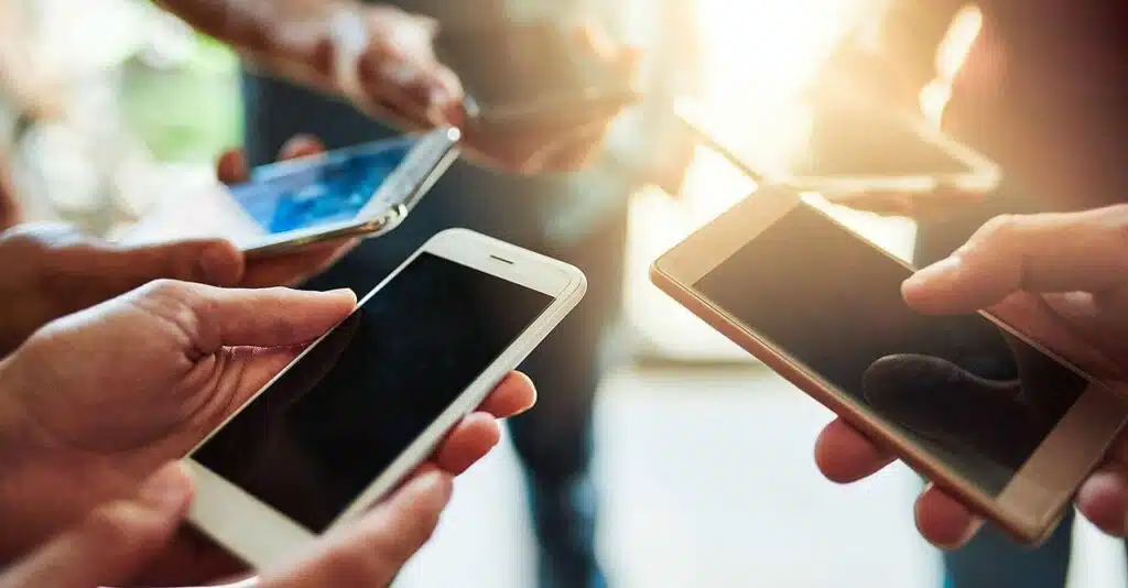 Osnovna škola u Vitezu zabranila djeci unošenje mobitela