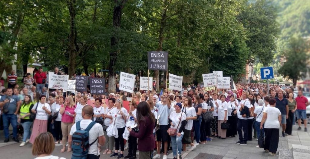U Jablanici večeras održani mirni protesti u znak podrške Enisi Klepo i svim žrtvama nasilja