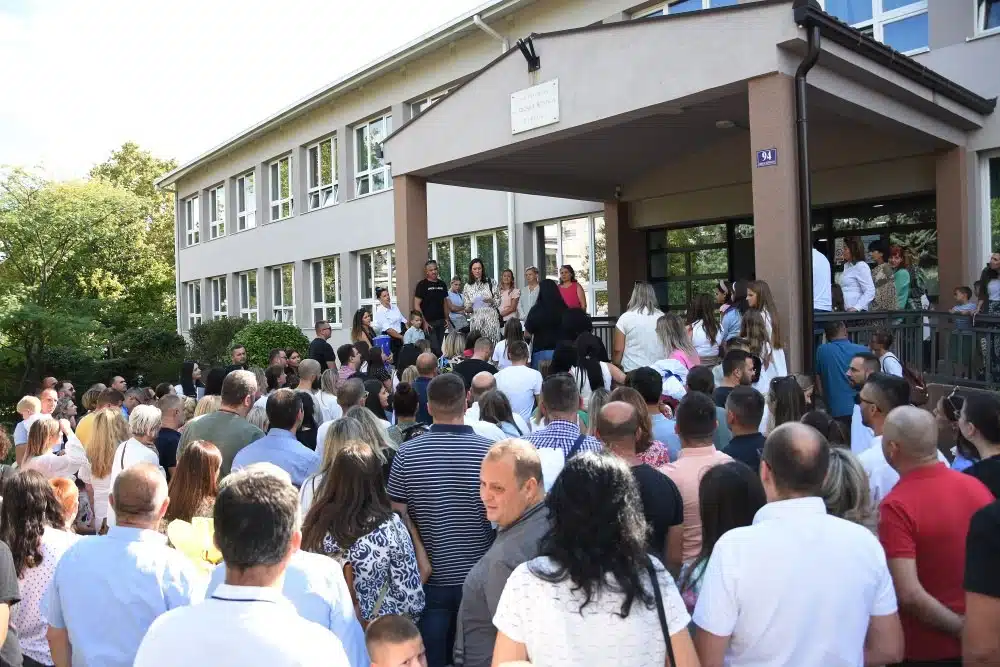 164 prvašića s veseljem dočekalo prvi dan škole