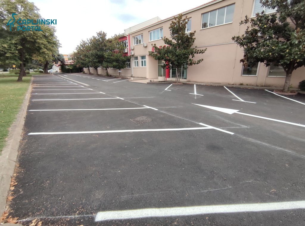 foto | kod bregave asfaltiran parking i iscrtana parking mjesta