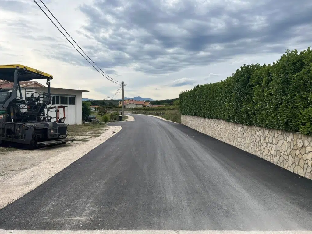 Asfaltirano središte Lipna, počeli radovi na putu prema Hamzićima