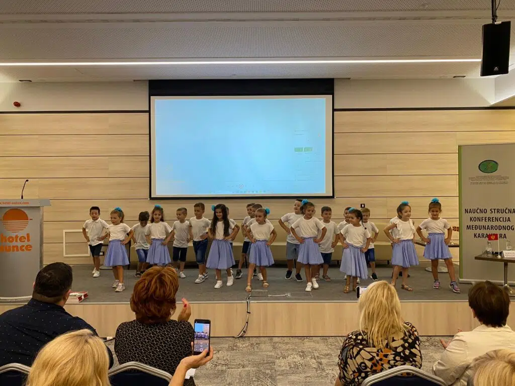FOTO: Vrtićanci pjesmom i plesom otvorili Znanstveno-stručnu konferenciju međunarodnog karaktera