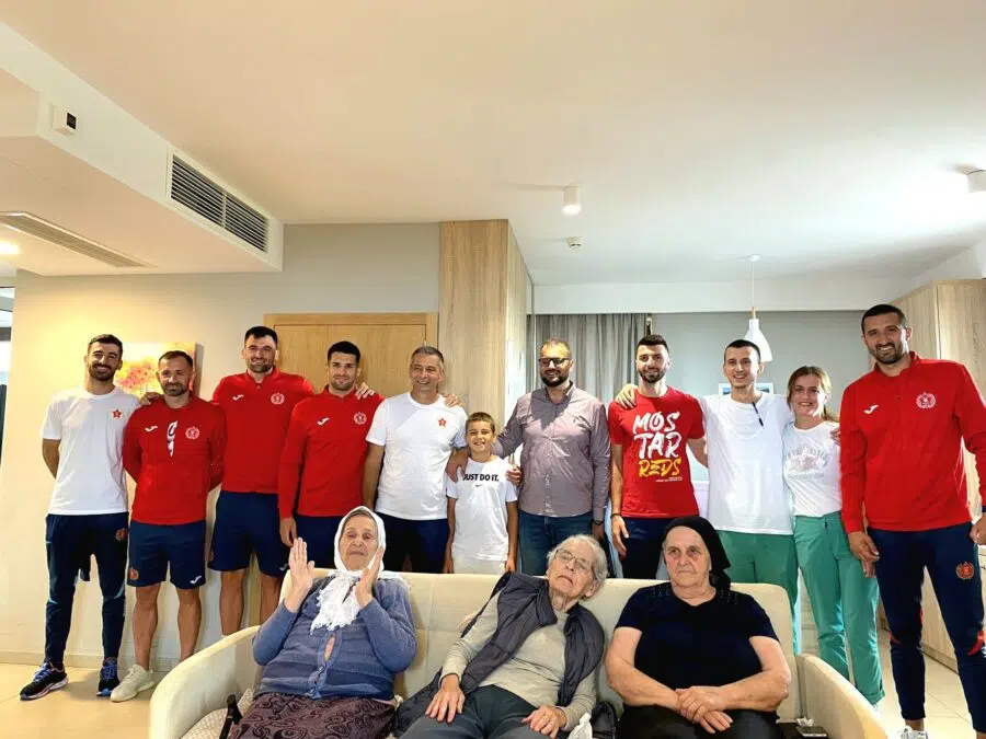 FK Velež pred večerašnju utakmicu sa Slogom posjetio “Centar za stare osobe”
