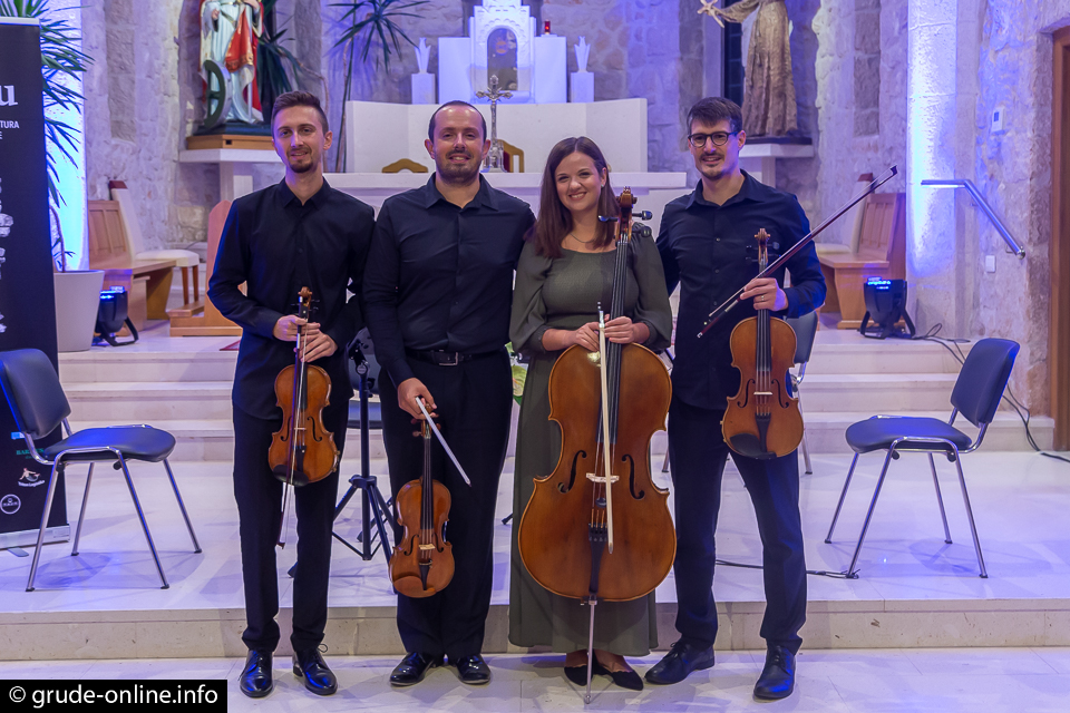 foto: održana prva večer festivala klasične glazbe „glazba na kamenu”