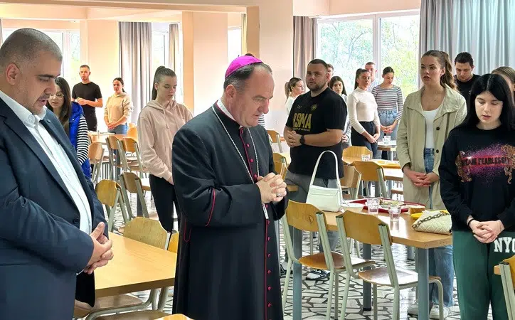 Biskup Palić poručio studentima: Želim vam da dođete do svojih ciljeva, ali isto tako i da na tome putu ostanete ljudi osjetljivi na potrebe drugih