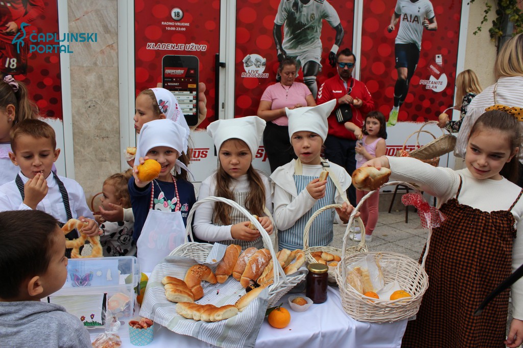 foto | dani kruha: mališani pecivima i slasticama zahvalili zemlji za njene plodove