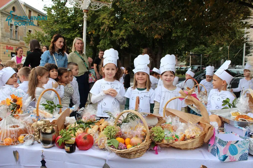 FOTO | Dani kruha: Mališani pecivima i slasticama zahvalili Zemlji za njene plodove