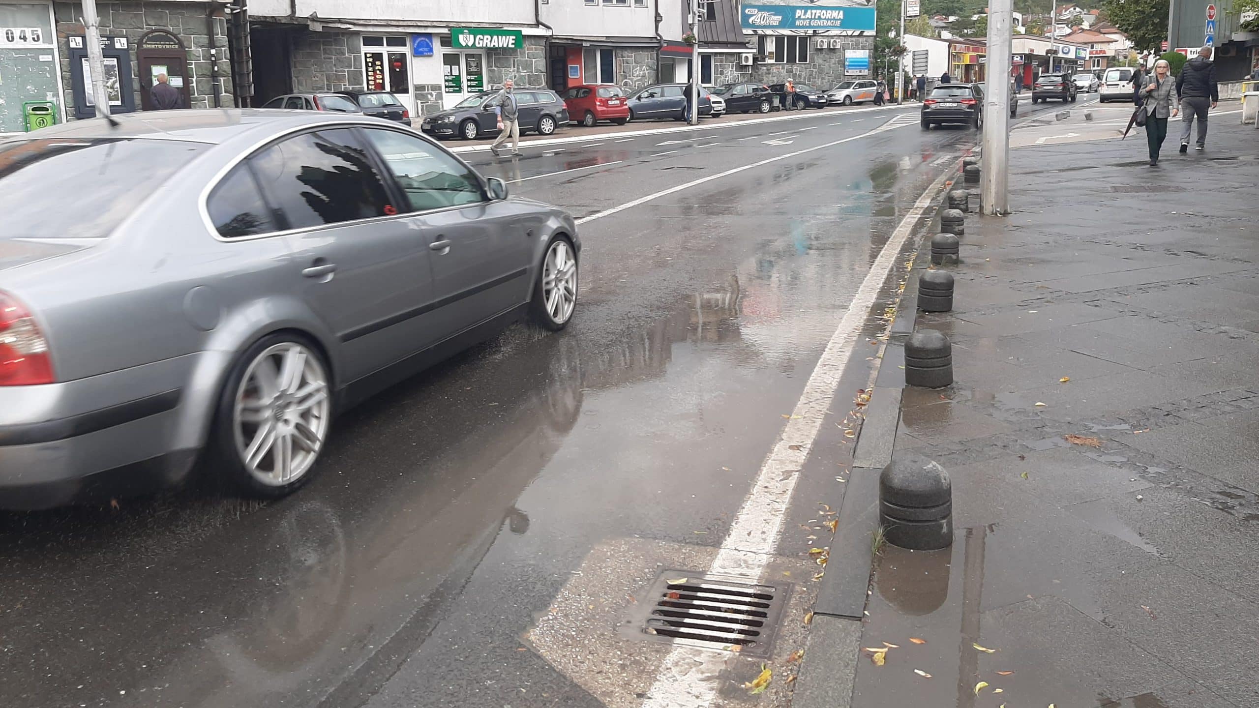 Kiša i lokve: Jeste li ikad prijavili vozača koji vas je poprskao vozeći preko lokve? Možete to uraditi!