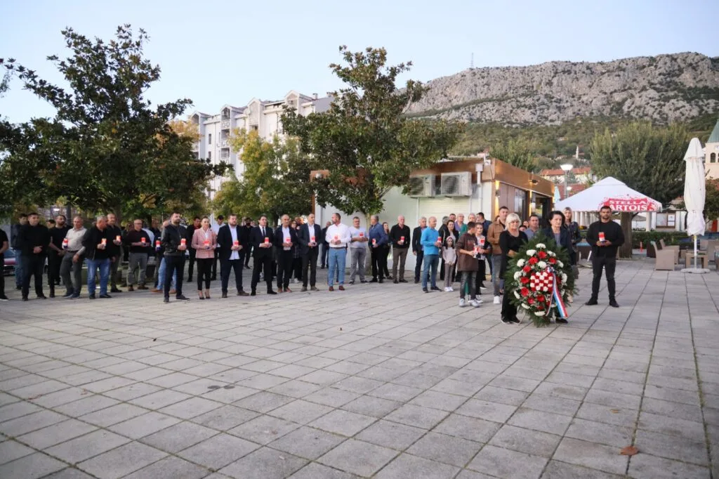 Ljubuški: Odana počast pokojnim braniteljima povodom blagdana Svih Svetih i Dušnog dana