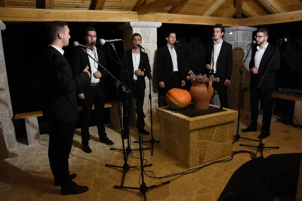 Susret klapa održana na fratarskoj čatrnji u Gradnićima